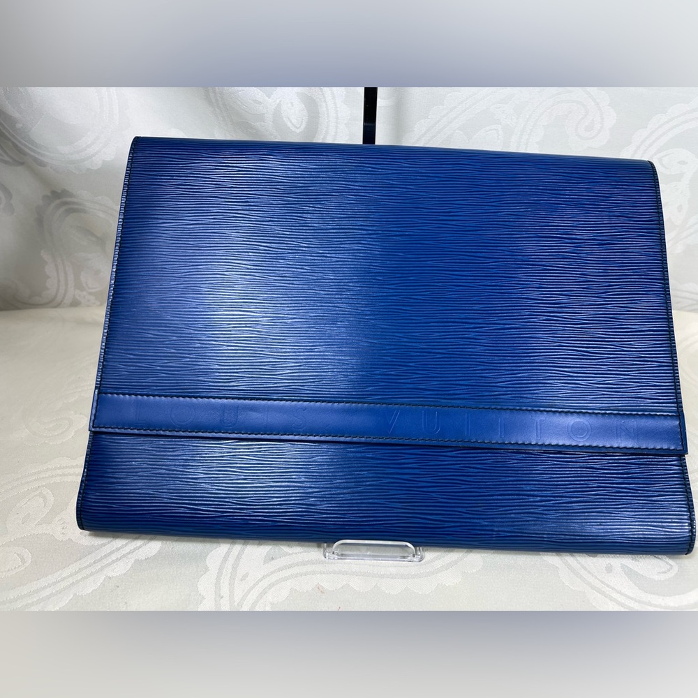 7083: Louis Vuitton Epi Porte Documents Envelope Clutch Blue